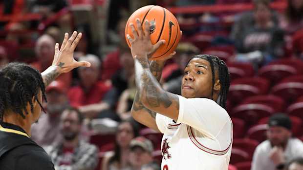 Razorbacks' Khalif Battle looks inside against Vanderbilt